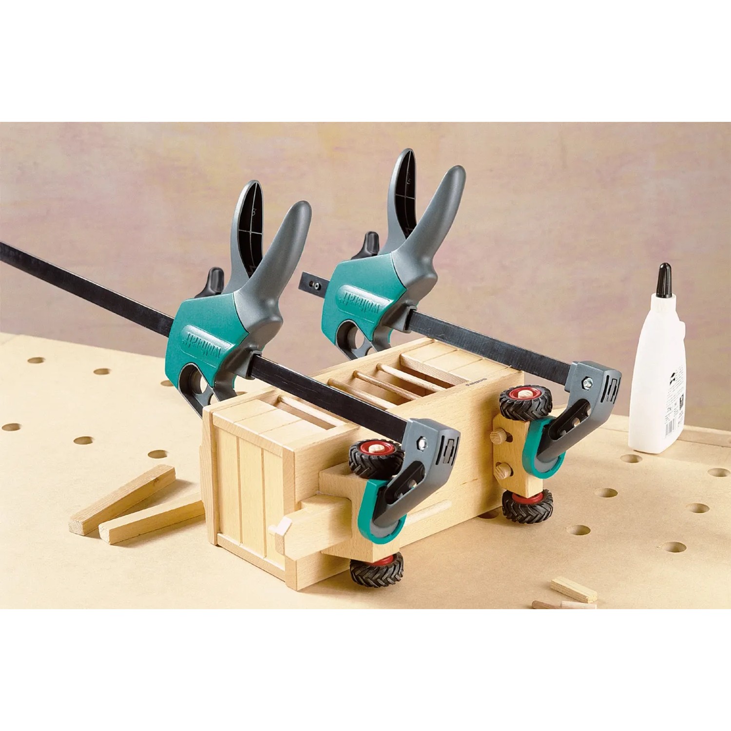 Zwei wolfcraft Einhandzwingen EHZ Easy 75-300 beim Verleimen eines Holzprojekts.
