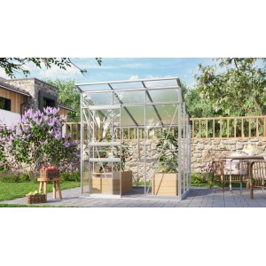 Vitavia Gewächshaus Palma 4450 mit Fundamentrahmen im Garten mit Pflanzen.