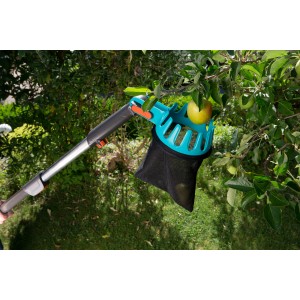 Gardena Combisystem Obstpflücker mit Stiel beim Ernten eines Apfels am Baum.