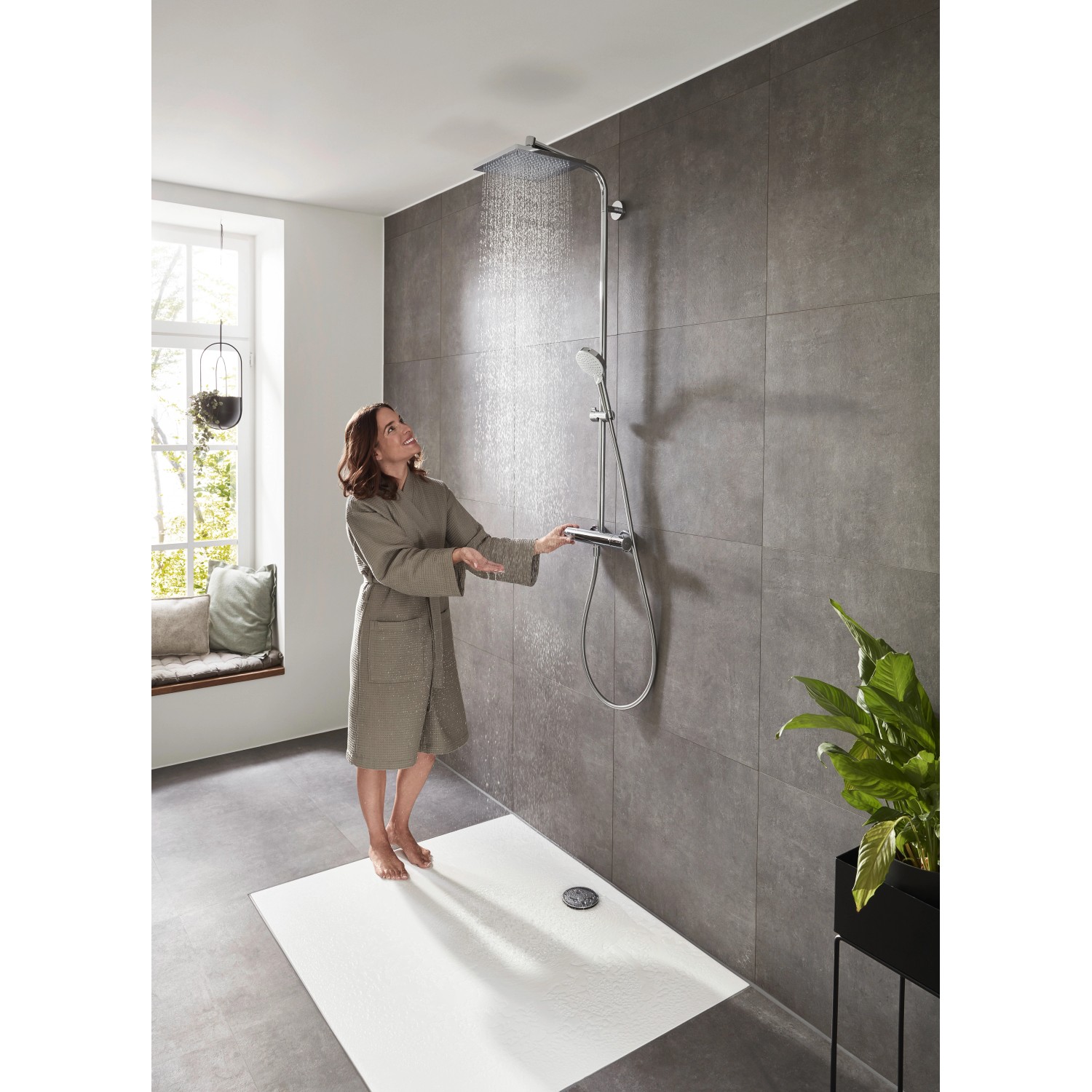 Hansgrohe Crometta E 240 Duschsystem mit Thermostat in Weiß-Chrom im Badezimmer.