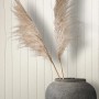 Beige Marburg Vliestapete mit Streifen in Crushed-Optik hinter Dekoration.