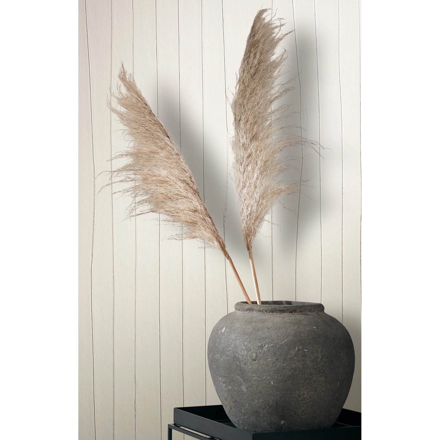 Beige Marburg Vliestapete mit Streifen in Crushed-Optik hinter Dekoration.