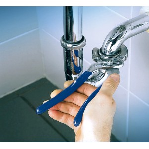 Anwendung der LUX Siphonzange (230 mm) an einem Siphon im Badezimmer.