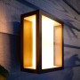 Breite Philips Hue Impress LED-Wandleuchte in Schwarz für den Außenbereich.