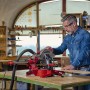 Einhell Zug-Kapp-Gehrungssäge TC-SM 216 im Einsatz mit Holzwerkstück.