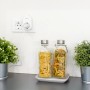 Weiße Link2Home WLAN Steckdose mit Zeitschaltuhr in Nutzung, Smart Home Hausfunksteuerung.