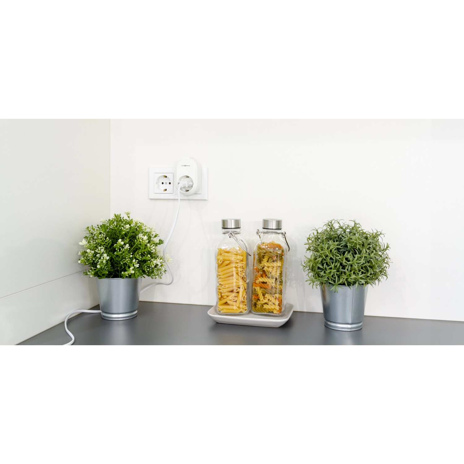 Weiße Link2Home WLAN Steckdose mit Zeitschaltuhr in Nutzung, Smart Home Hausfunksteuerung.