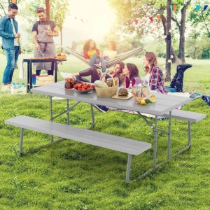 Graue klappbare Bierzeltgarnitur mit Tisch und zwei Bänken im Garten, ideal für Picknick und Gartenpartys.