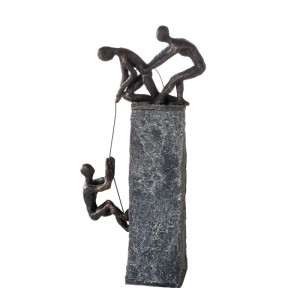 Gilde Skulptur Assistance: Bronzefarbene Kunstharzfiguren ziehen kletternde Figur an Seil hoch. Graue Säule, 43 cm. Dekorative Figur.