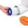 Flowclear Skimatic Poolskimmer: Hand setzt Filter in Skimmer. Deckel liegt daneben.