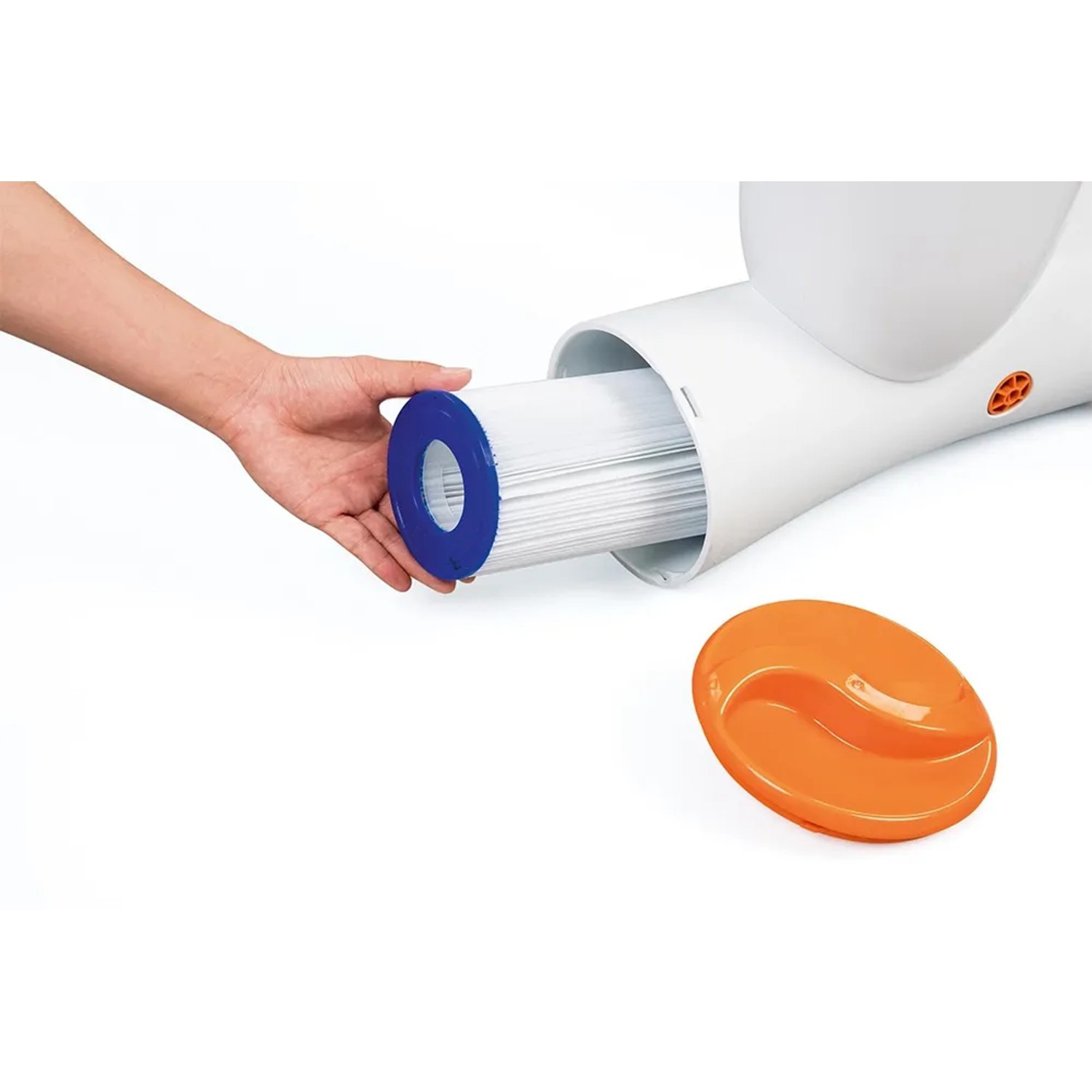 Flowclear Skimatic Poolskimmer: Hand setzt Filter in Skimmer. Deckel liegt daneben.