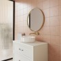 Runder Spiegel Randal, Ø 60 cm, goldener Rahmen, glänzend, im Badezimmer.