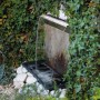 Ubbink Niagara Wasserfall-Set mit LED, Pumpe und Becken, eingebettet in grüne Pflanzen.