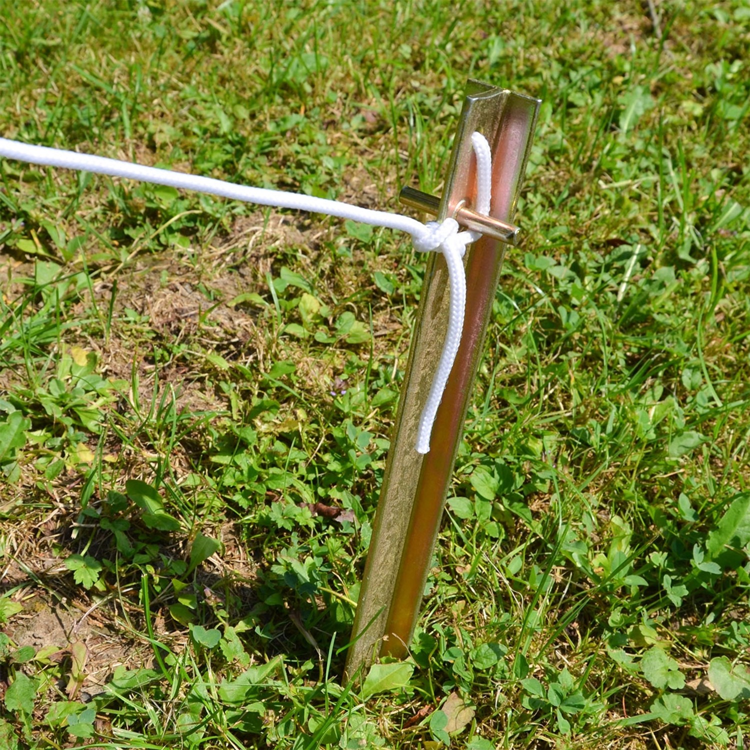 AMANKA Stahl Erdnagel mit T-Profil und Spannleine im Grasboden für Camping & Zubehör.