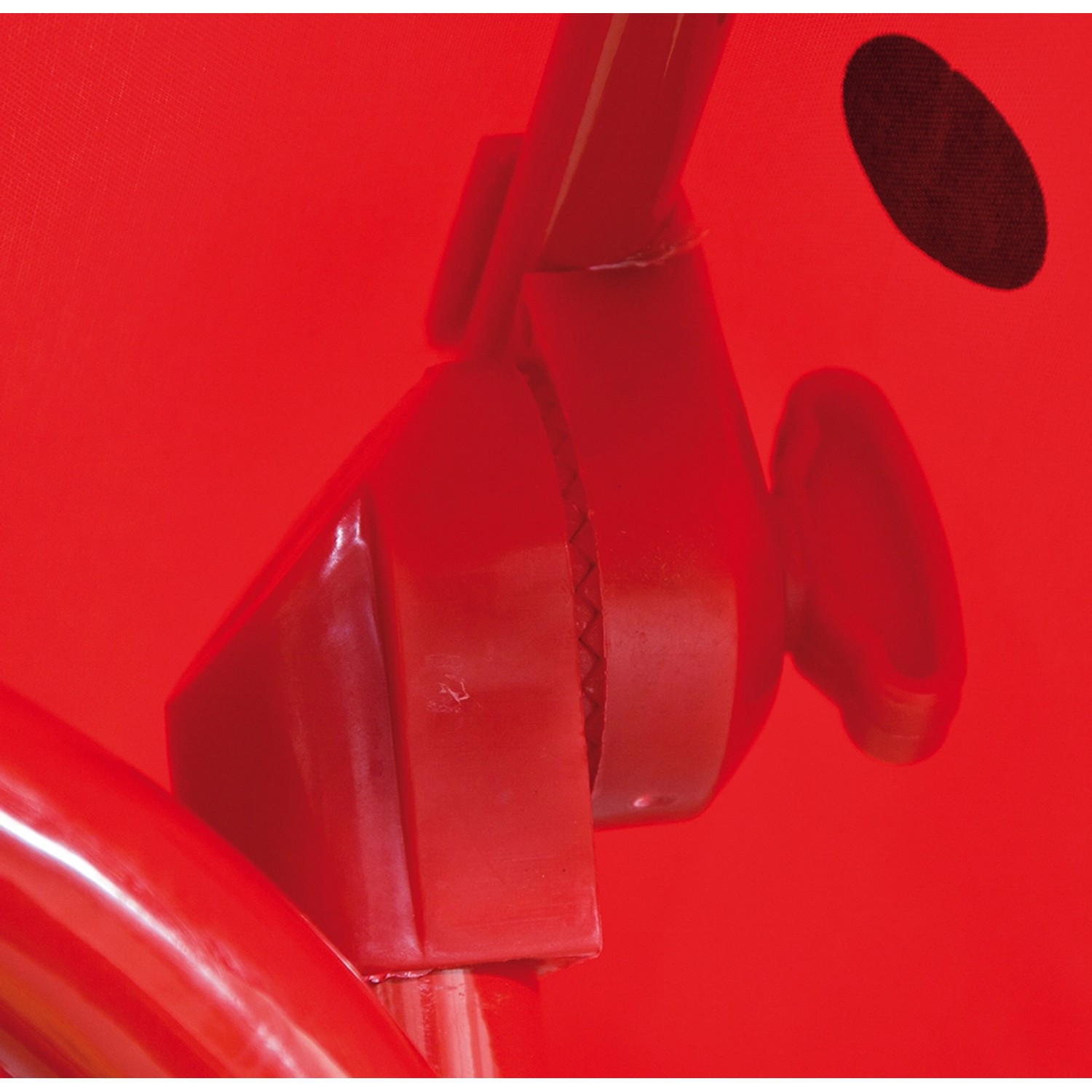 Detailaufnahme: Rote Kinder-Hollywoodschaukel Marie mit Marienkäfer-Motiv.