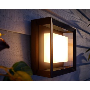 Quadratische Philips Hue Econic LED-Wandleuchte für den Außenbereich mit warmweißem Licht.