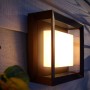 Quadratische Philips Hue Econic LED-Wandleuchte für den Außenbereich mit warmweißem Licht.