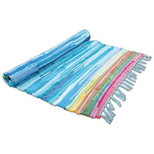 Blauer Bestlivings Flickenteppich Tonal, 160x230 cm, gerollt und ausgerollt mit Fransen.