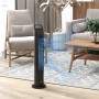 Schwarzer HOMCOM Turmventilator mit Fernbedienung im Wohnzimmer.