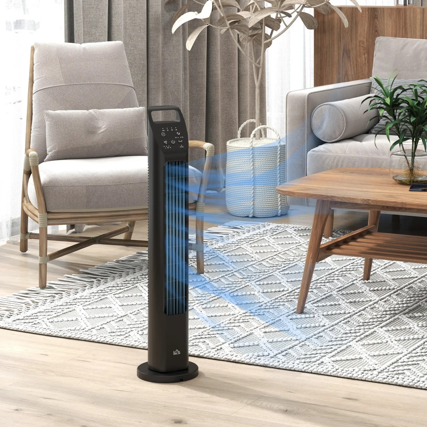 Schwarzer HOMCOM Turmventilator mit Fernbedienung im Wohnzimmer.