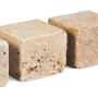 Vier Travertin Noce Pflastersteine, 10x10x8 cm, gesägt und getrommelt.
