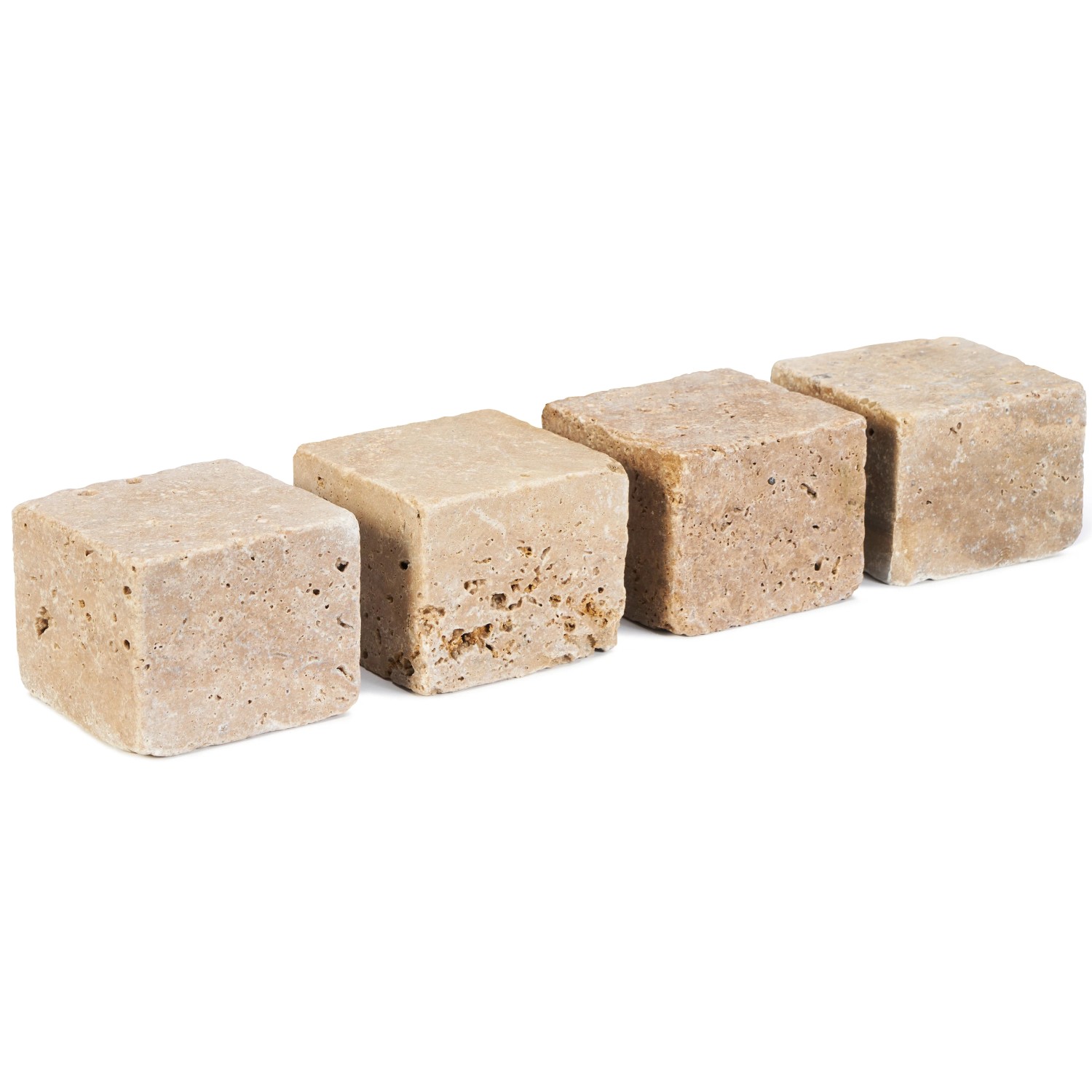 Vier Travertin Noce Pflastersteine, 10x10x8 cm, gesägt und getrommelt.