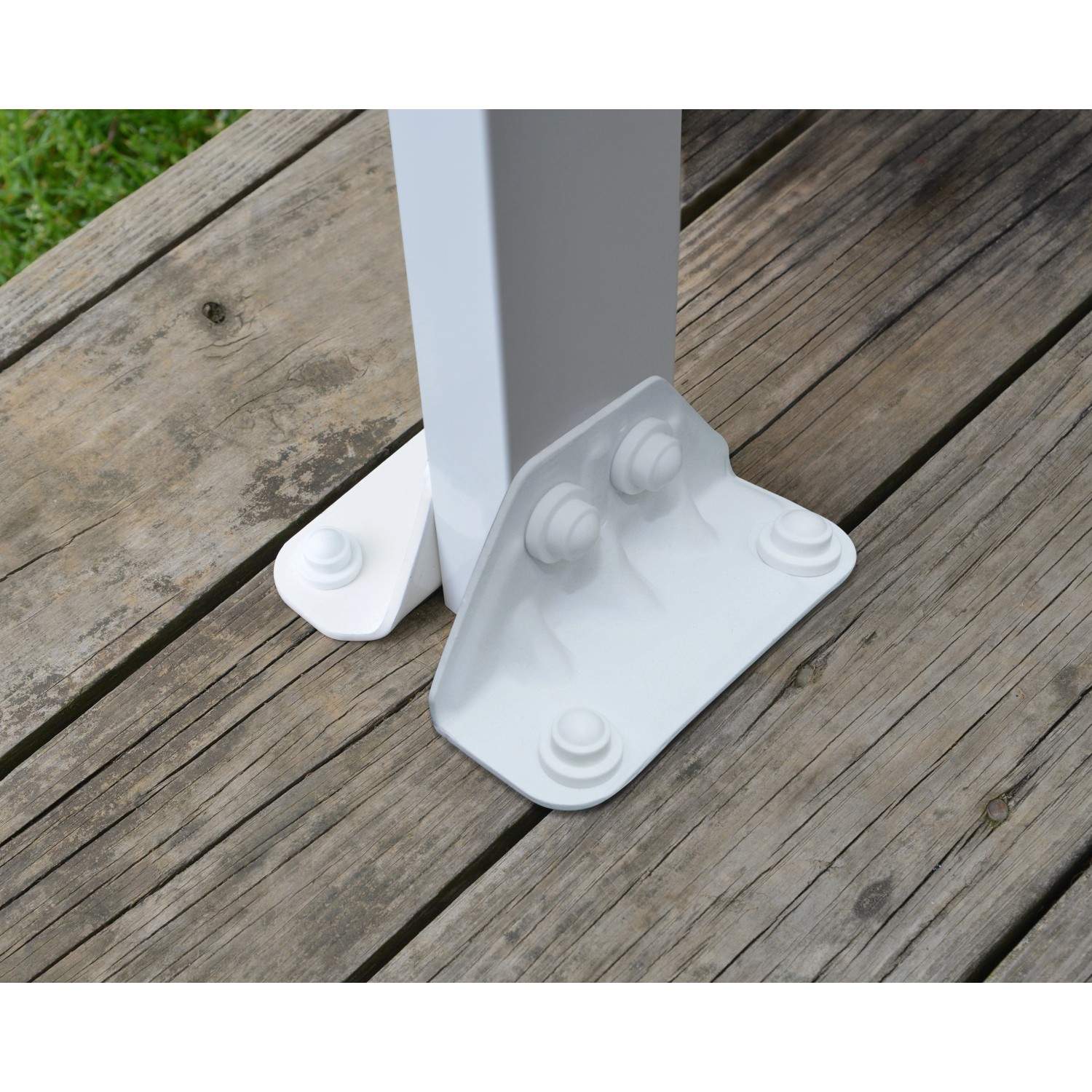 Detailaufnahme der weißen Pfostenbefestigung der Palram Canopia Terrassenüberdachung auf Holzterrasse.