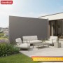 Hellgraue ausziehbare Floordirekt Seitenmarkise als Sichtschutz auf Terrasse mit Gartenmöbeln. Alu-Sonnenschutz für Balkon.