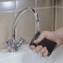 LUX Schleifschwamm Mittel/Grob unter Wasserhahn, ideal für Holz-, Metall- und Lackoberflächen.