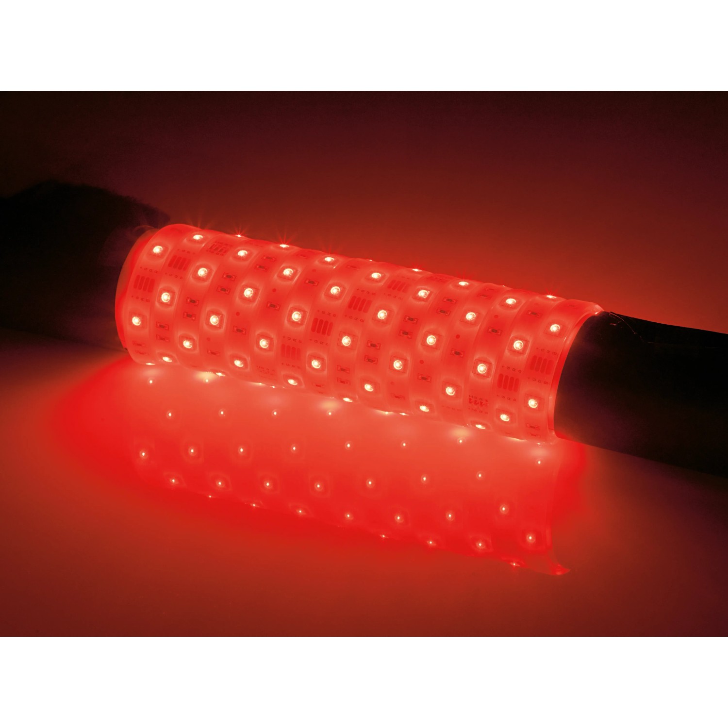 Flexibler, selbstklebender LED Streifen mit mehrfarbigen RGB LEDs für den Innenbereich.