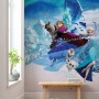 Komar Fototapete Vlies Frozen Elsas Magic, 200x280 cm, mit Elsa, Anna, Olaf und Rentier vor Eispalast.