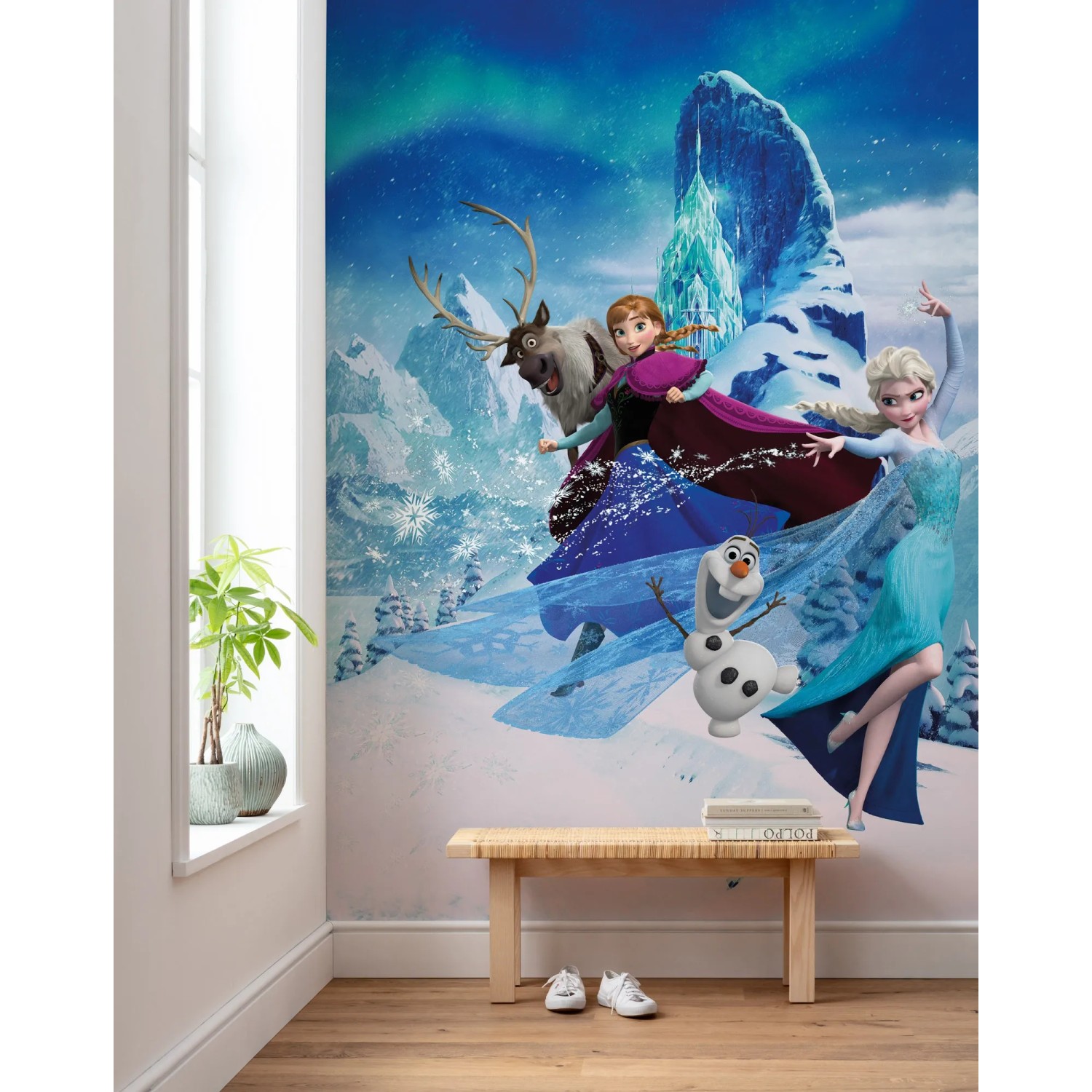 Komar Fototapete Vlies Frozen Elsas Magic, 200x280 cm, mit Elsa, Anna, Olaf und Rentier vor Eispalast.