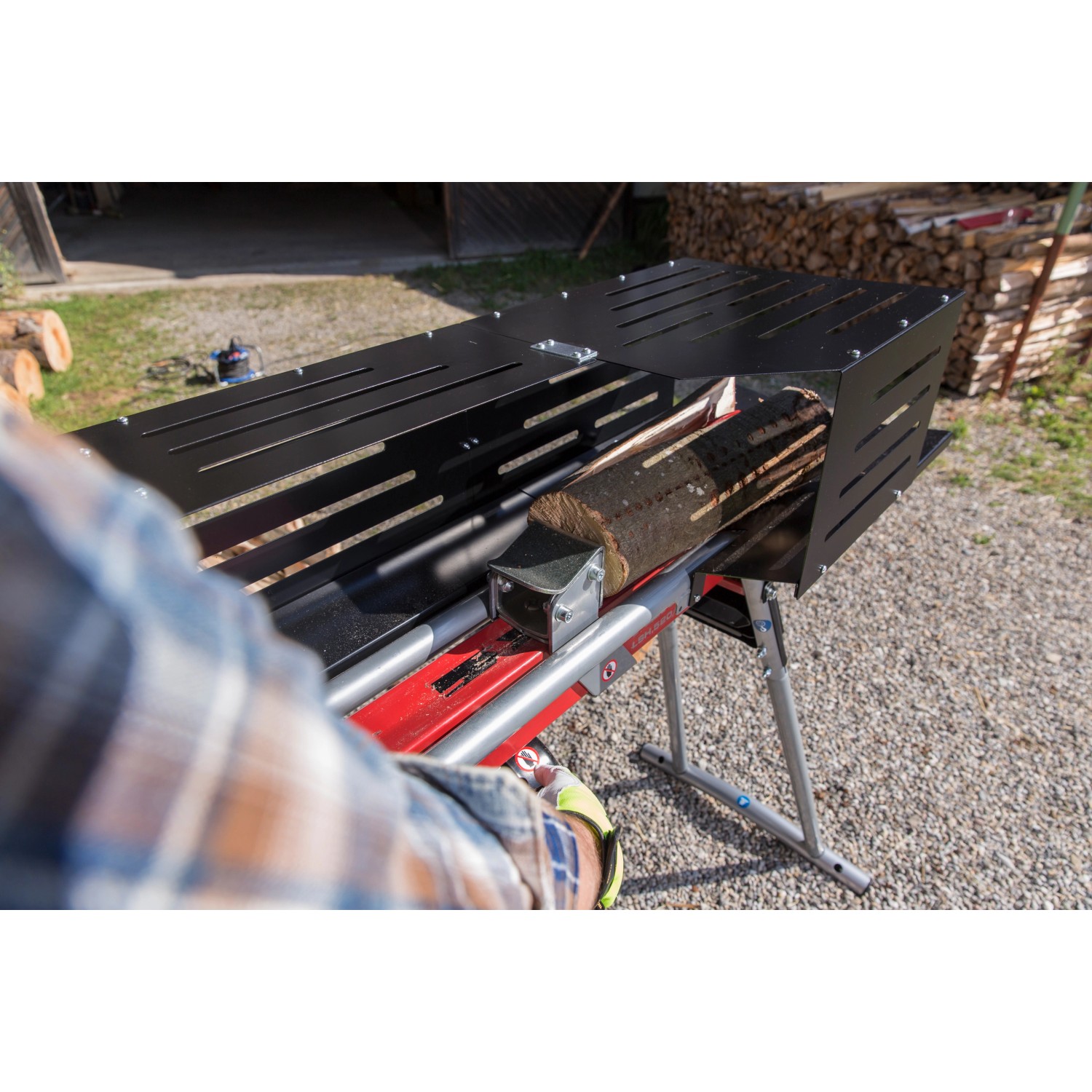 Al-Ko Elektroholzspalter LSH 520/5 beim Spalten von Holz mit Schutzabdeckung.