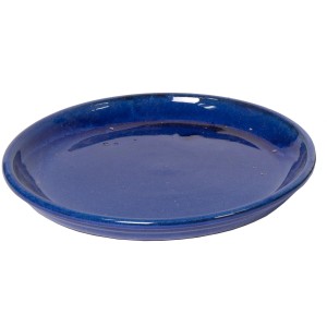 Blauer, glasierter Untertopf von M Collections, Ø 34 cm, für den Außenbereich.