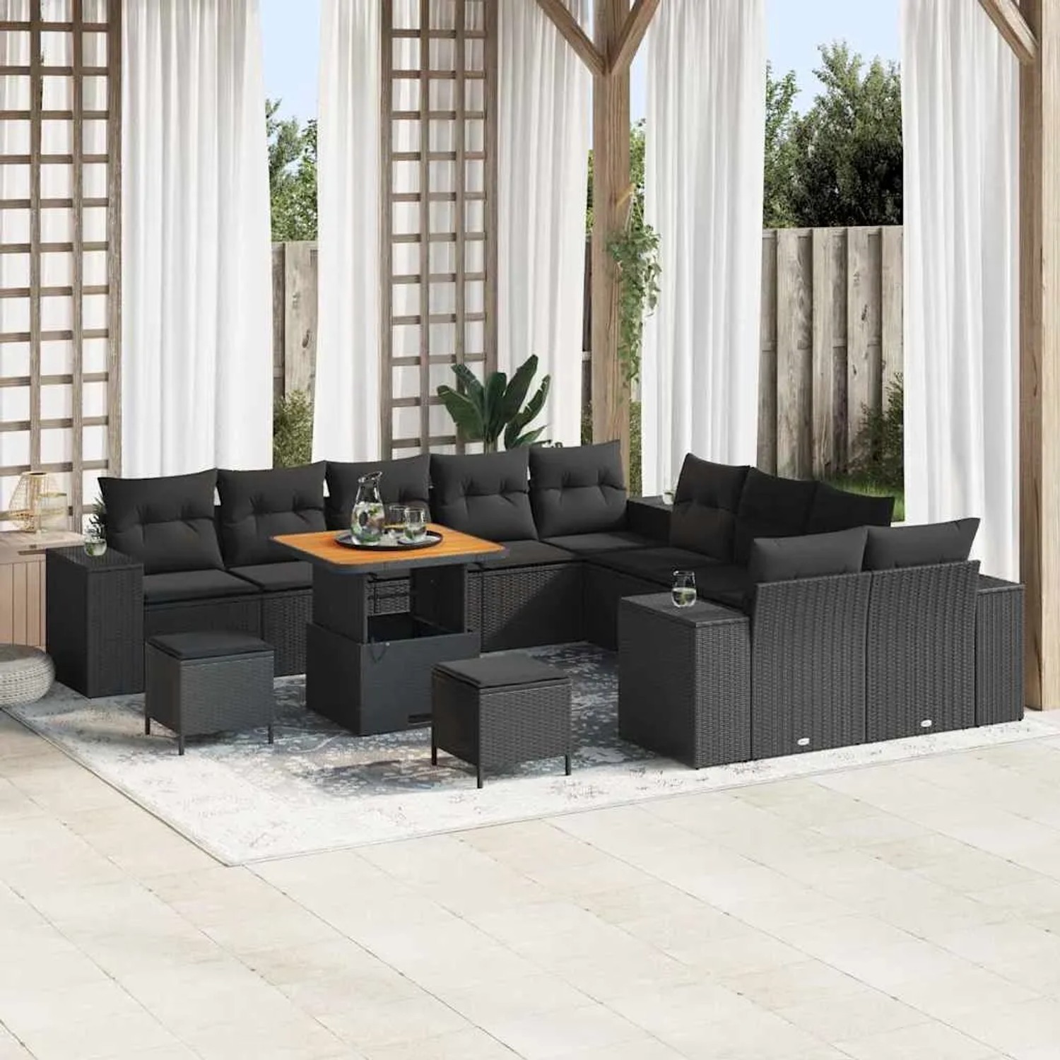 Schwarzes 13-teiliges vidaXL Garten-Sofa-Set aus Poly Rattan mit höhenverstellbarem Tisch.