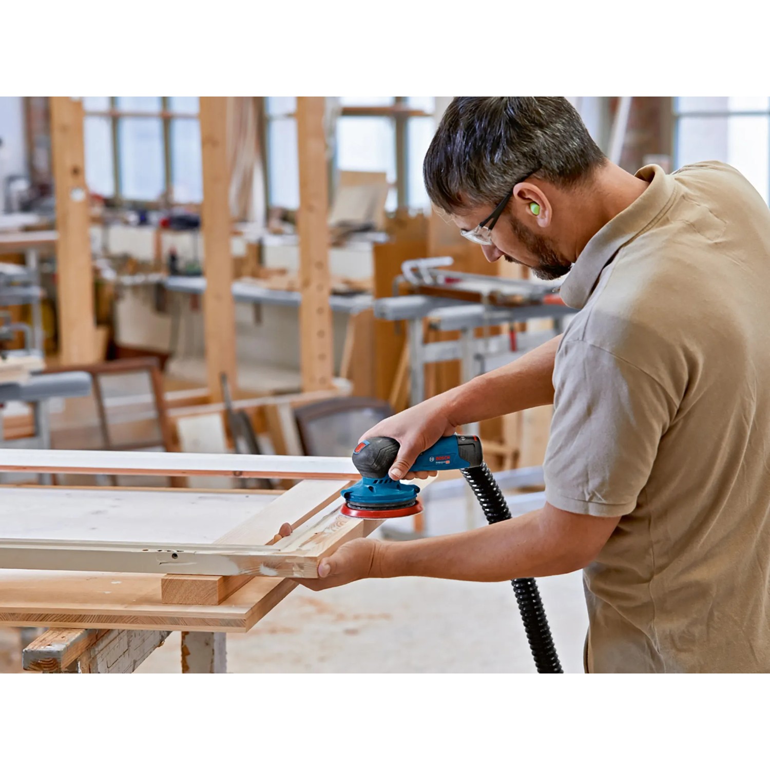 Bosch Professional GEX 12V-125 Akku-Exzenterschleifer im Einsatz beim Schleifen von Holz.