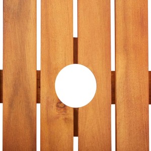 Detailansicht: Tischplatte der Garten-Essgruppe aus Akazienholz mit Schirmloch.