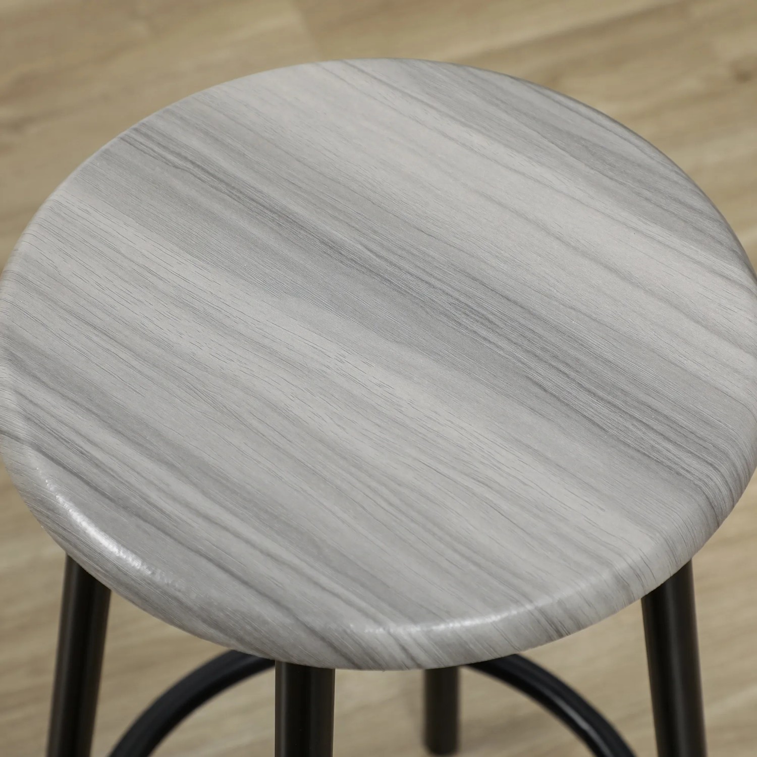 Detailaufnahme: Grauer Barhocker aus dem HOMCOM Bartisch Set, MDF-Sitzfläche, Metallgestell.
