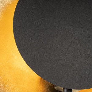 Detailaufnahme: Schwarze QAZQA Art Deco Stehlampe Emilienne mit goldenem Hintergrund.