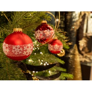 4 rote Weihnachtskugeln von Krebs Glas Lauscha mit Schneekristall-Dekor am Weihnachtsbaum.