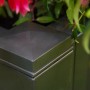 Detailaufnahme des anthrazitfarbenen KHW Spalier 2er-Sets mit Erdspieß, Rankhilfe für den Garten.