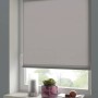 Gardinia EasyFix Uni Rollo, 90x210 cm, Steingrau am Fenster mit Deko.