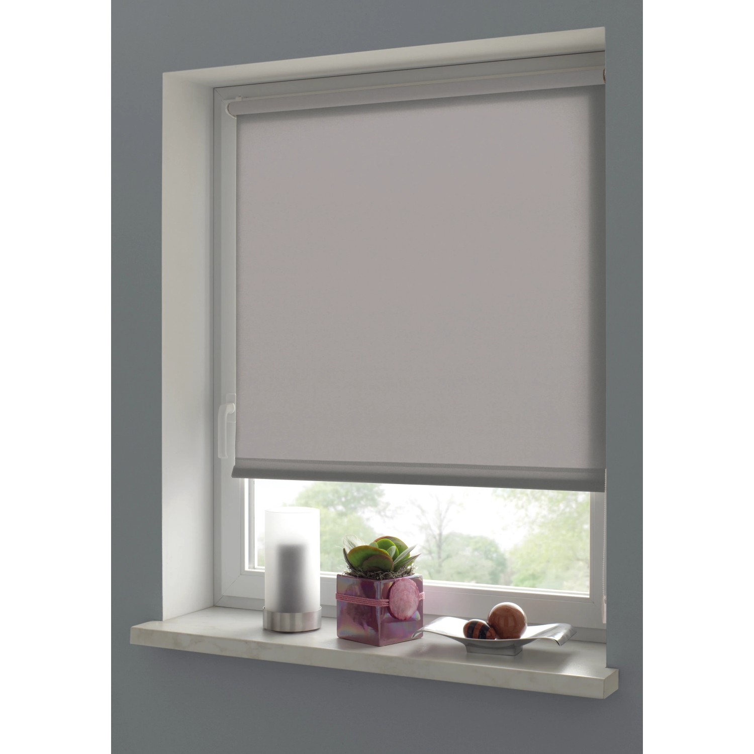 Gardinia EasyFix Uni Rollo, 90x210 cm, Steingrau am Fenster mit Deko.
