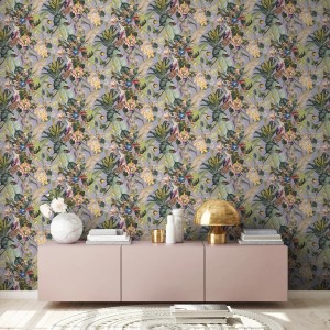 Vliestapete mit Blumen, Tieren, grün-grau, matte Oberfläche. Dekorative Tapete für Wohnräume.
