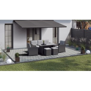 Quadratischer, weiß gewaschener Beton Pflasterstein 20x20x6 cm auf Terrasse mit Gartenmöbeln.