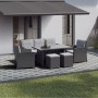 Quadratischer, weiß gewaschener Beton Pflasterstein 20x20x6 cm auf Terrasse mit Gartenmöbeln.