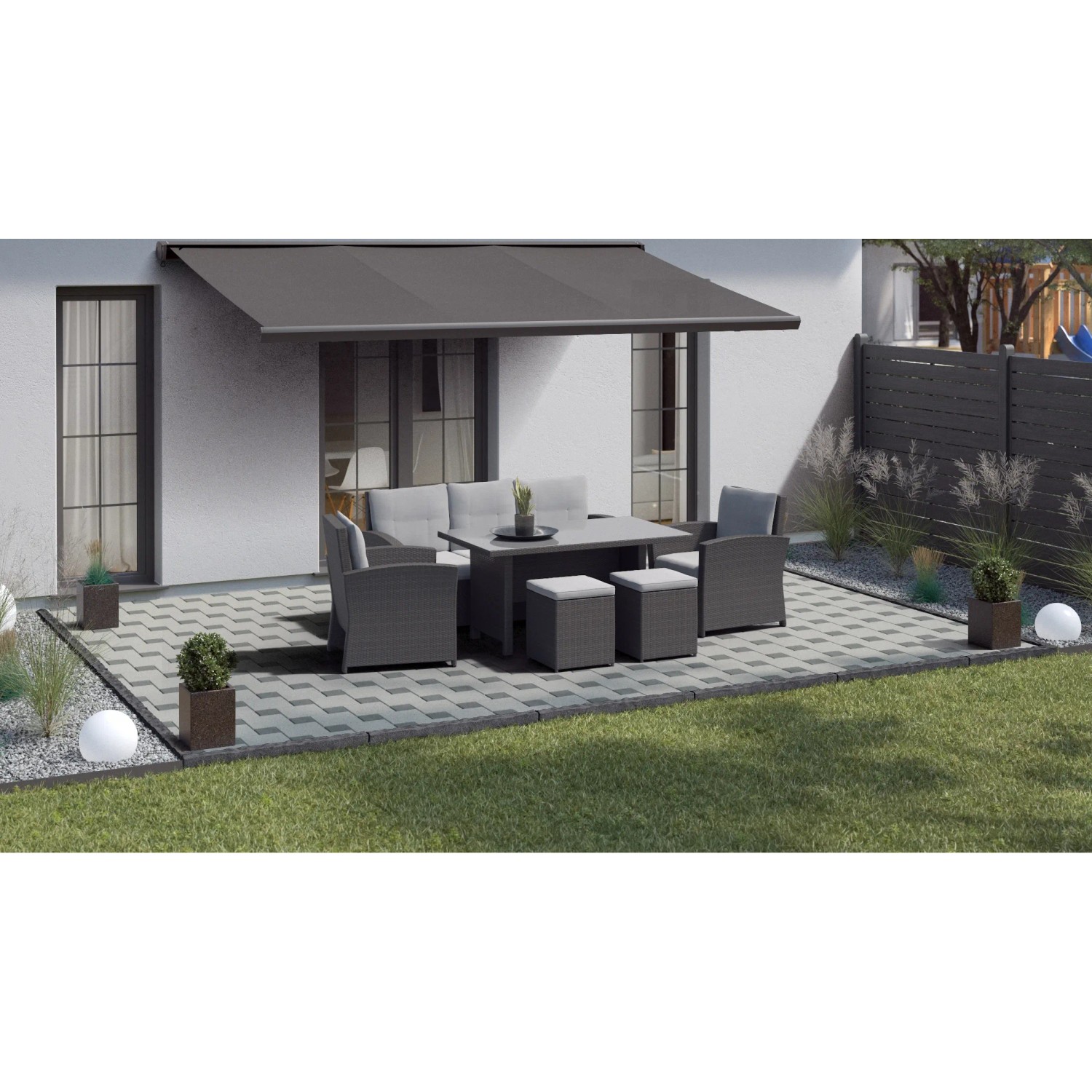 Quadratischer, weiß gewaschener Beton Pflasterstein 20x20x6 cm auf Terrasse mit Gartenmöbeln.