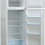 Offener, weißer Einbau-Kühlschrank mit Gefrierfach als Teil der Respekta Premium Winkelküche.