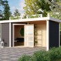 Modernes, terragraues Karibu Holz-Gartenhaus mit Flachdach und überdachter Fläche im Garten.