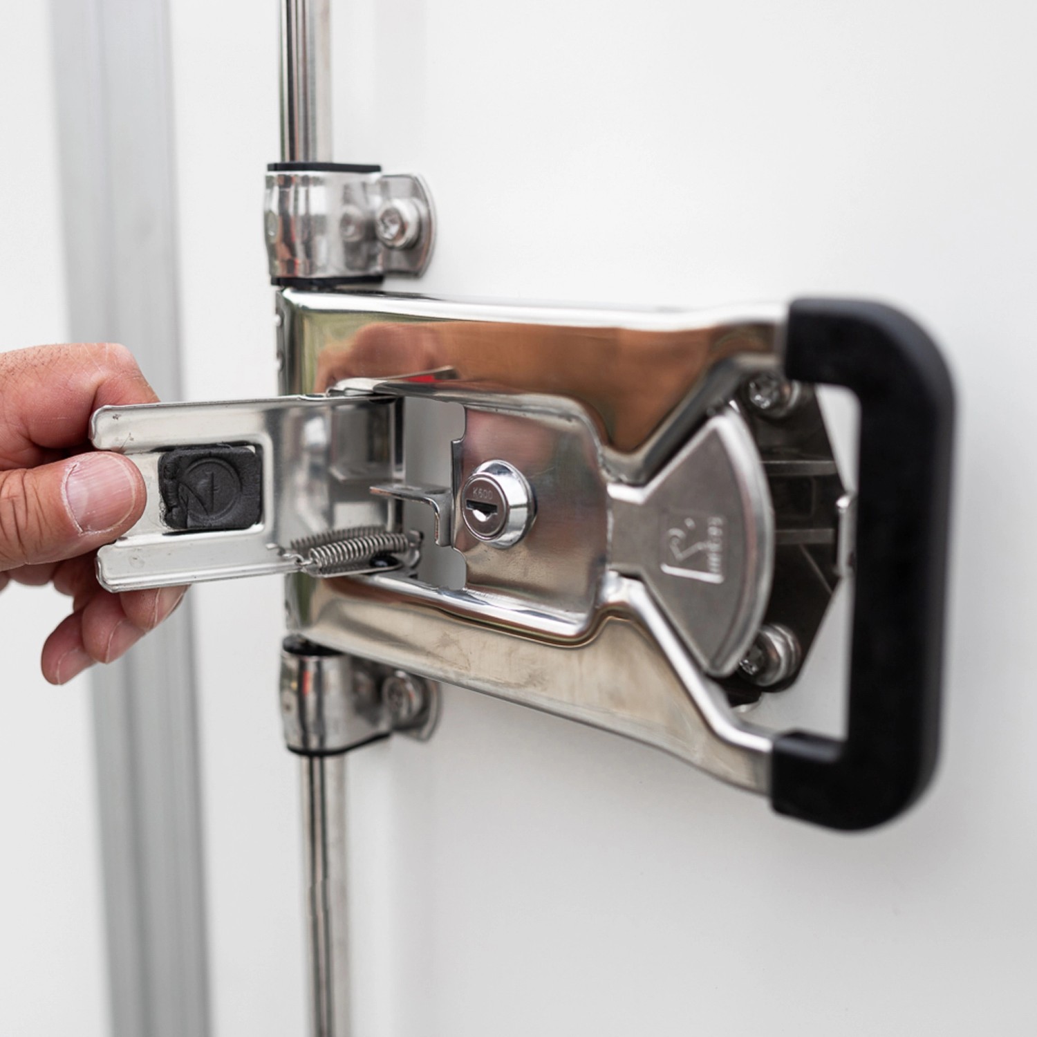 Detailaufnahme: Edelstahl-Drehstangenverschluss am Stema Kofferanhänger 1300 Sandwich.